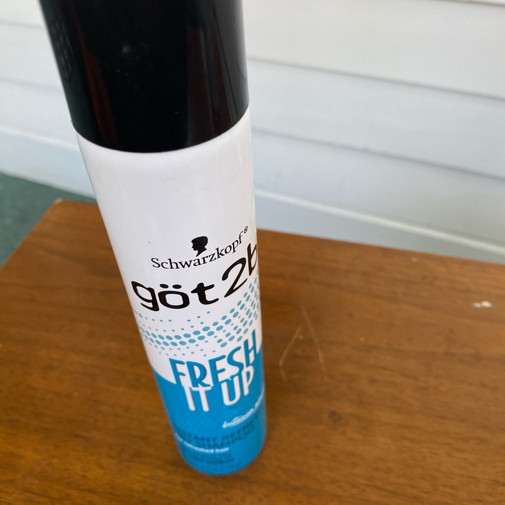 Got2b instant refresh dry champoo absorbs excess oil
